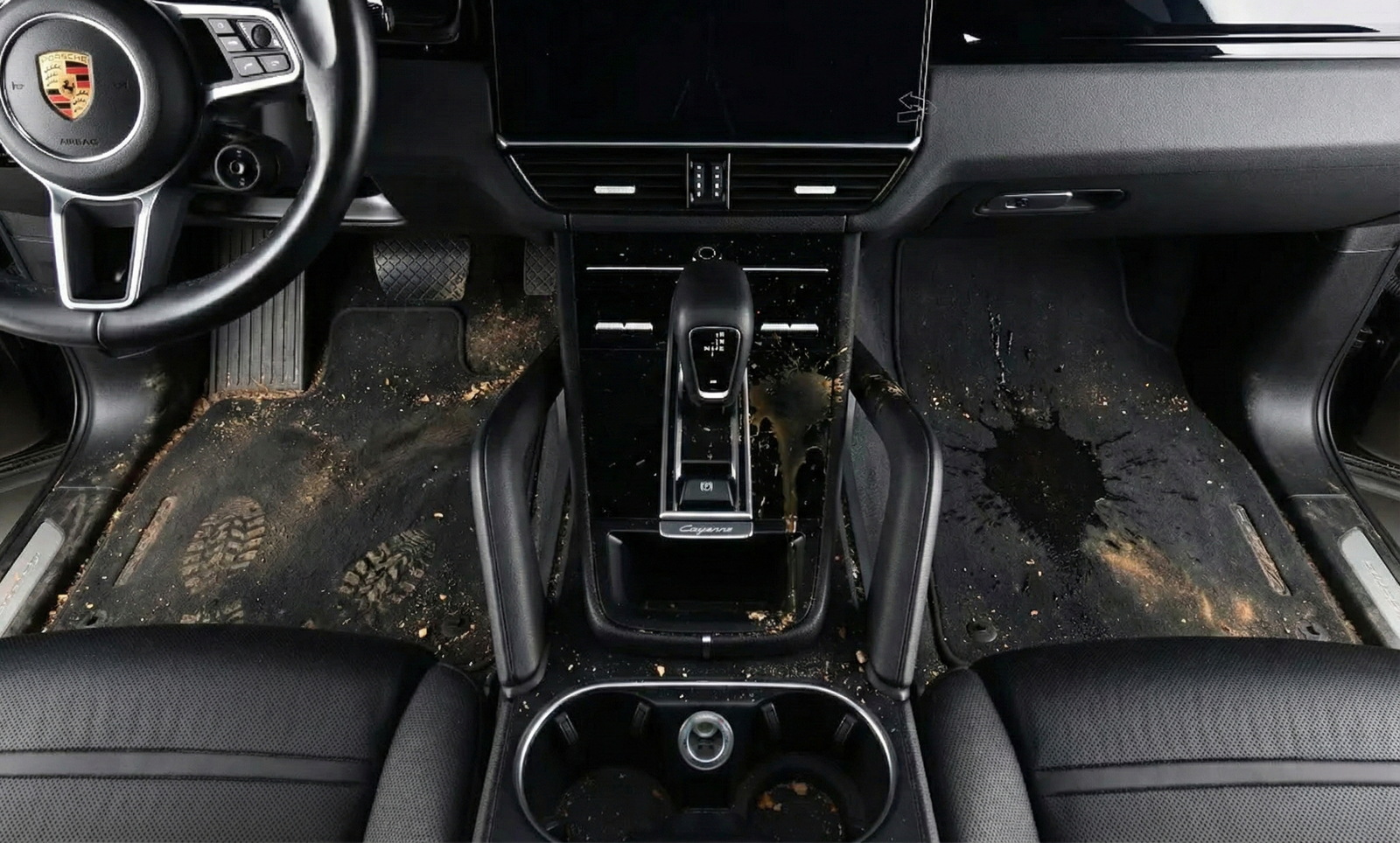 Assoalho antes — sujo e desgastado